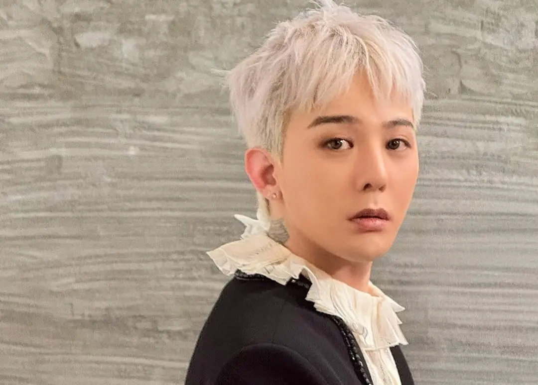 ▲GD即將在今（11）日至13日在台北小巨蛋舉行《Übermensch》世界巡迴演唱會，不過沒想到不只演唱會票難買，就連周邊都被搶爆，許多粉絲在清晨5點就開始到茹曦酒店排周邊，但由於主辦單位有說不能夜排，會在8點發放號碼牌，因此讓部分粉絲傻眼表示：不是不能夜排。（圖／8lo8lo8lowme IG）