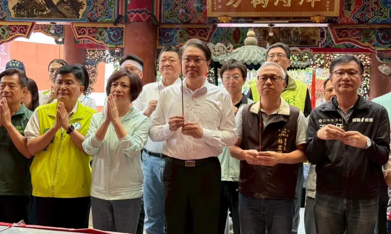 ▲林右昌今天參與公民團體護國繞境重新啟動儀式前，先進台中烏日玉闕朝仁宮參拜。（圖／台中市議員王立任提供，2025.07.11）
