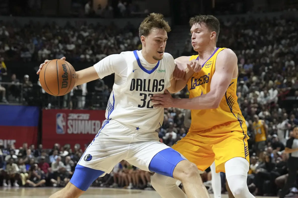 ▲NBA選秀狀元Cooper Flagg夏聯首戰攻下10分，獨行俠教頭Jason Kidd讚防守與全能表現「不需數據說明」，已證明自身價值。（圖／路透／達志影像）