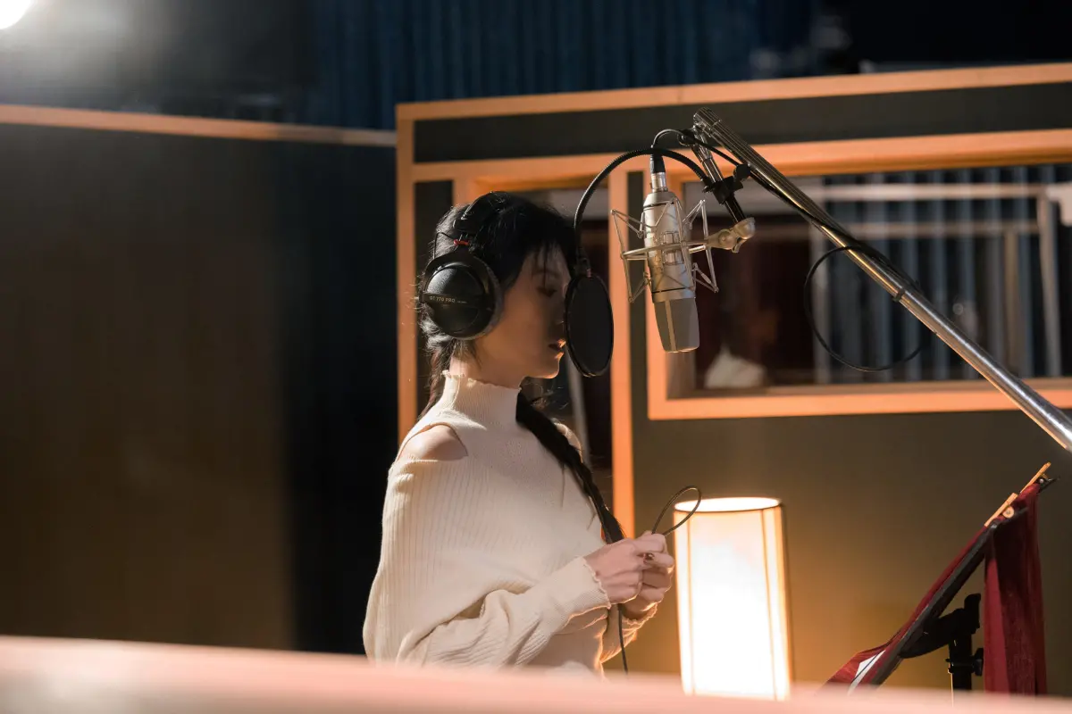 ▲曹雅雯（如圖）演唱《零日攻擊》主題曲〈風聲人影〉，作詞人是曾擔任蔡英文團隊核心成員的林錦昌。（圖／牽猴子提供）