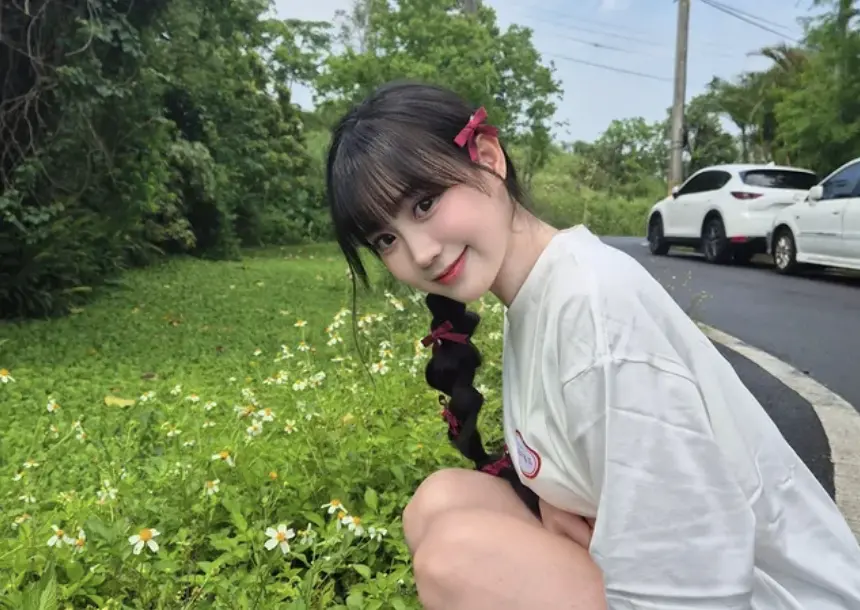 ▲邊荷律（如圖）帶媽媽逛台灣水果店，還用「洗劫」來形容，大讚荔枝、芒果太夢幻，唯獨榴槤不敢吃。（圖／翻攝自邊荷律IG）