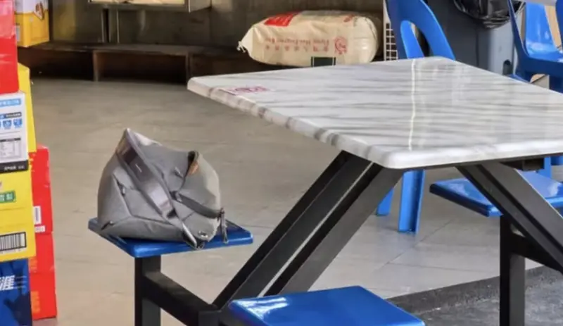 ▲新加坡一名男子把包包遺留在咖啡店，3小時後回去包包還在椅子上。（圖／翻攝自臉書）