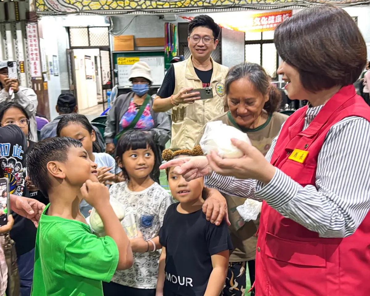 ▲穿綠色衣服的小男孩，模仿周春米說話。（圖／周春臉書）