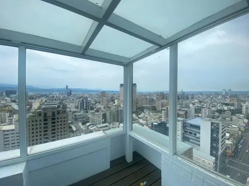 ▲台中金殿888大樓住戶分享窗外景色,笑說:「晚上回家有夜景看!」(圖/路上觀察學院臉書) ▲台中金殿888大樓住戶分享窗外景色,笑說:「晚上回家有夜景看!」(圖/路上觀察學院臉書)
