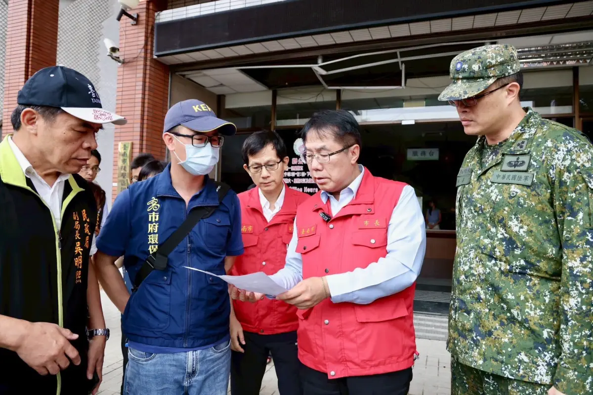 ▲黃偉哲勘災，希望恢復災民正常生活。（圖／翻攝黃偉哲臉書）