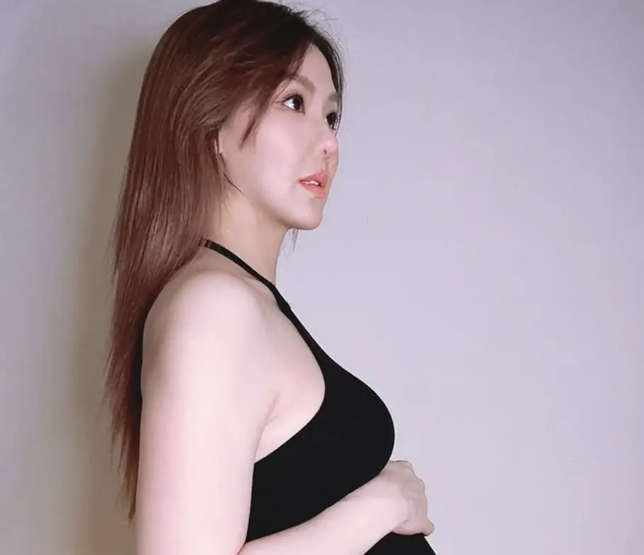 ▲劉雨柔懷孕晚期體重直線上升，抽血檢查發現是「中晚期子癲前症」，每天水腫、血壓飆高，只能吃藥控制，讓她大嘆很想埋頭痛哭。（圖／翻攝自劉雨柔IG）