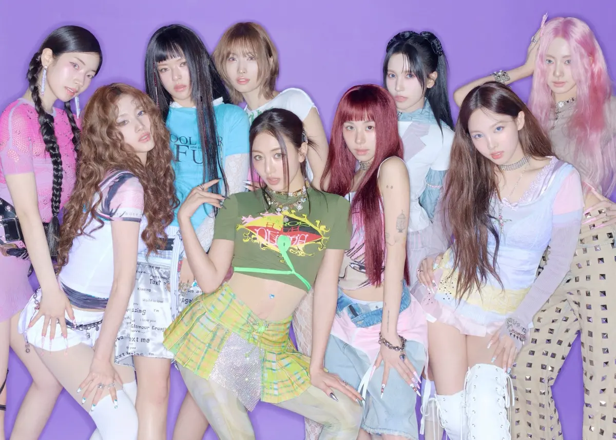 ▲TWICE今（11）日發行10周年專輯，並公開主打歌〈THIS IS FOR〉MV，動感旋律再度引發大讚，其中，成員在MV中換回黑髮，子瑜還化身最美修車員，MV不到1小時就破百萬觀看。（圖／TWICE FB）