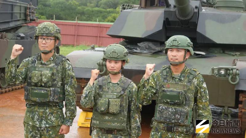 ▲赴美受訓的M1A2T駕駛手、裝訓部戰車營第二連長鄭宇君上尉(中)成亮點。(圖/記者呂炯昌攝)