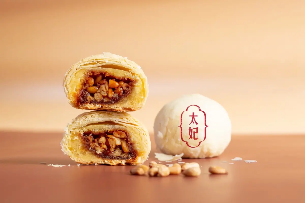 ▲「太妃松子綠豆椪」以料理級手法熬製太妃焦糖，並揉入法國奶油與鹽之花，完美融合綠豆沙的綿密，最後迸發松子的驚喜脆感。（圖／LA ONE提供）