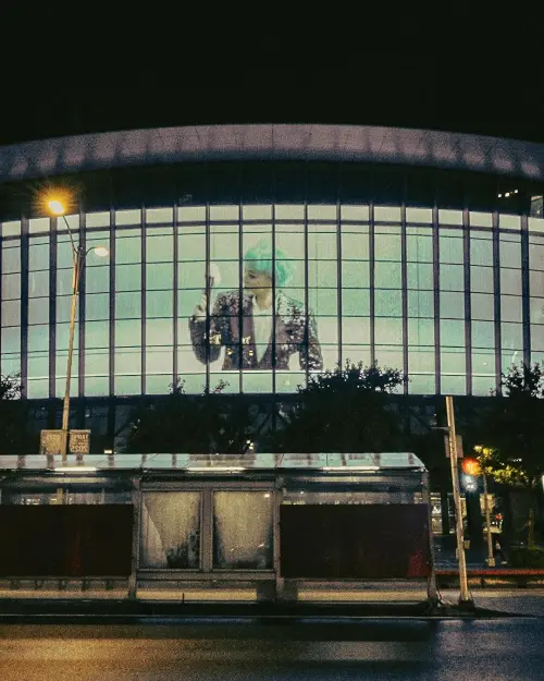 ▲▼GD降臨台灣，在台北各處設立廣告，給粉絲打卡拍照。（圖／i_i_exh）