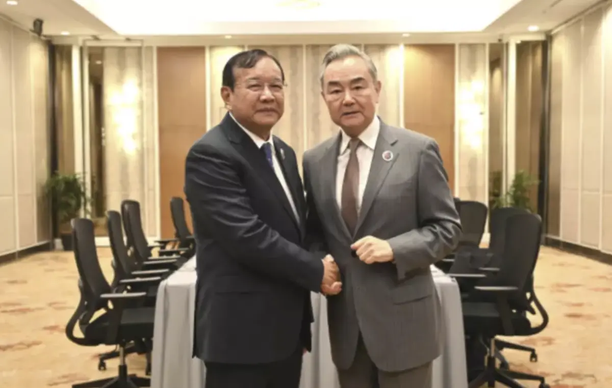 ▲中國外交部長王毅10日至11日赴馬來西亞，期間會晤柬埔寨副總理，並稱美國企圖剝奪各方的正當發展權利。（圖／翻攝自微博）