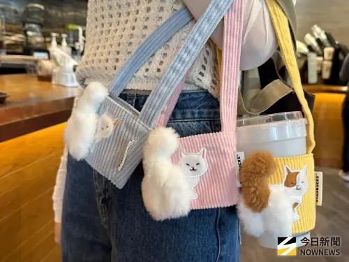 ▲星巴克爆紅「貓咪尾巴便利單杯提袋」總共有灰貓、粉貓、藍貓、斑紋貓4款花色。（圖／記者蕭涵云攝）