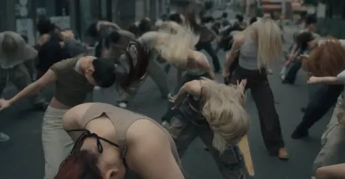 ▲BLACKPINK〈JUMP（뛰어）〉MV中，許多粉絲聽了音樂就瘋狂甩頭。（圖／翻攝自BLACKPINK YouTube）