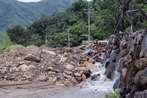 ▲南投縣信義鄉明德村保甲林野溪發生土石流災情。（圖／行政院提供，2025.07.11）