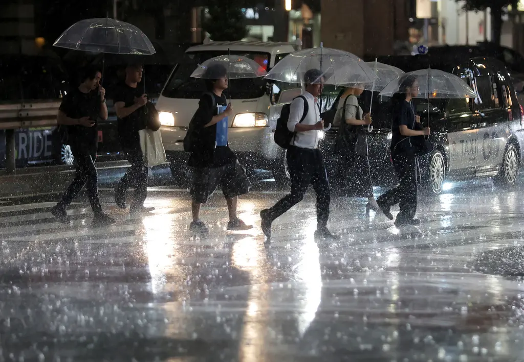 ▲日本關東地區10日降下破紀錄的大暴雨，多地傳出車站漏水、人孔蓋噴水等災情。（圖／美聯社／達志影像）