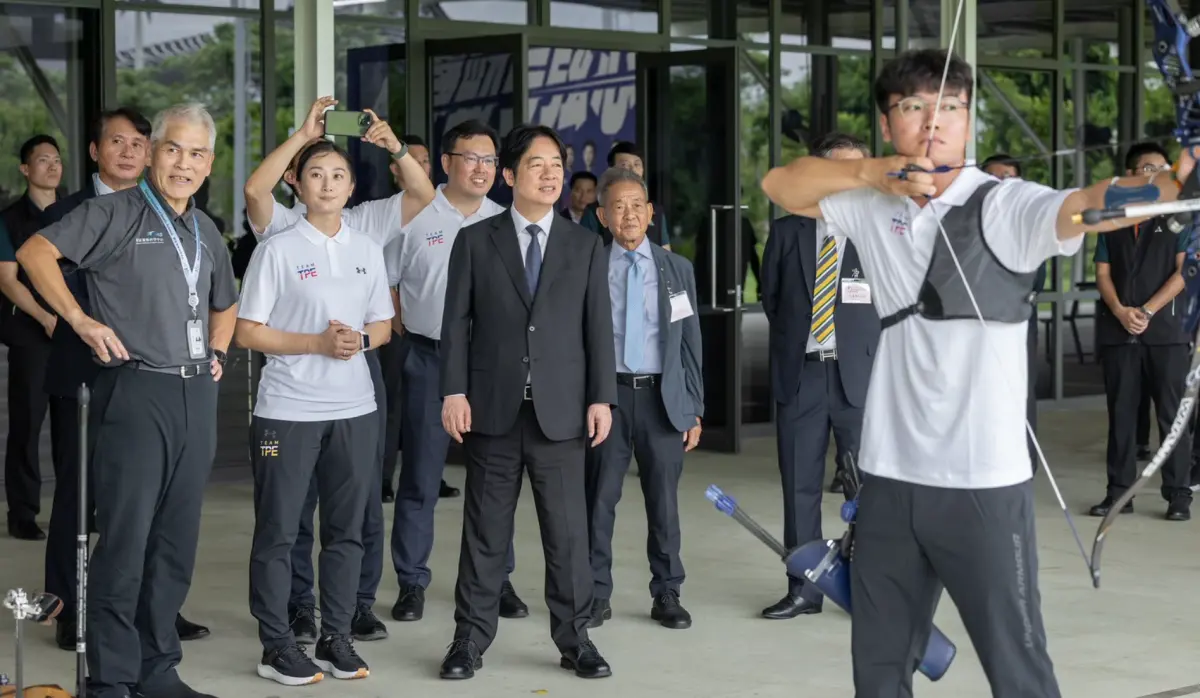 ▲賴清德前往高雄國訓中心為參加「萊茵魯爾世界大學運動會」我國代表團授旗。（圖／總統府提供）