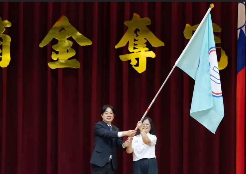 ▲賴清德前往高雄國訓中心為參加「萊茵魯爾世界大學運動會」我國代表團授旗。（圖／總統府提供）