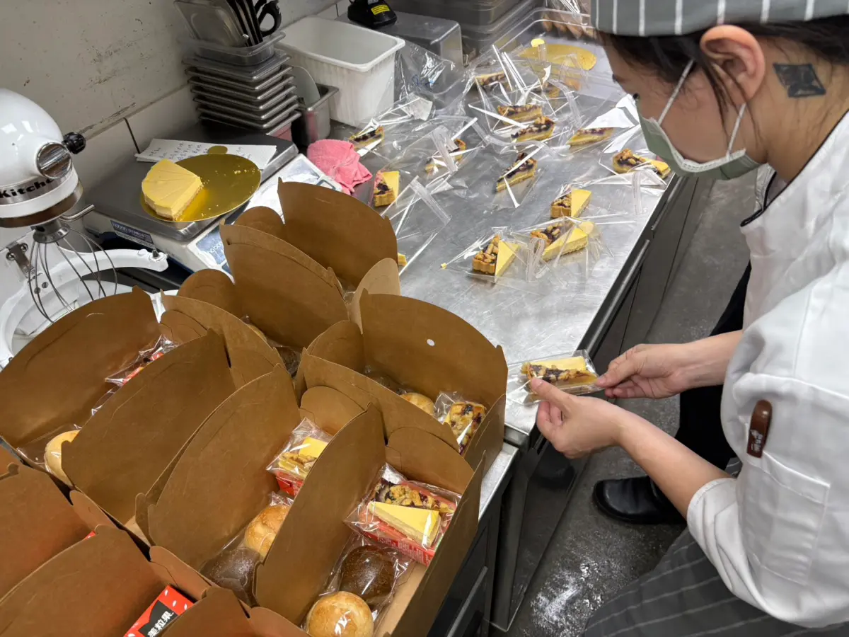 ▲饗賓集團力挺臺南重建復原行動，同仁協力準備暖心餐盒，交由臺南市府協助發放，盼為第一線辛勞的重建人員及受創災民。（圖／饗賓集團提供)