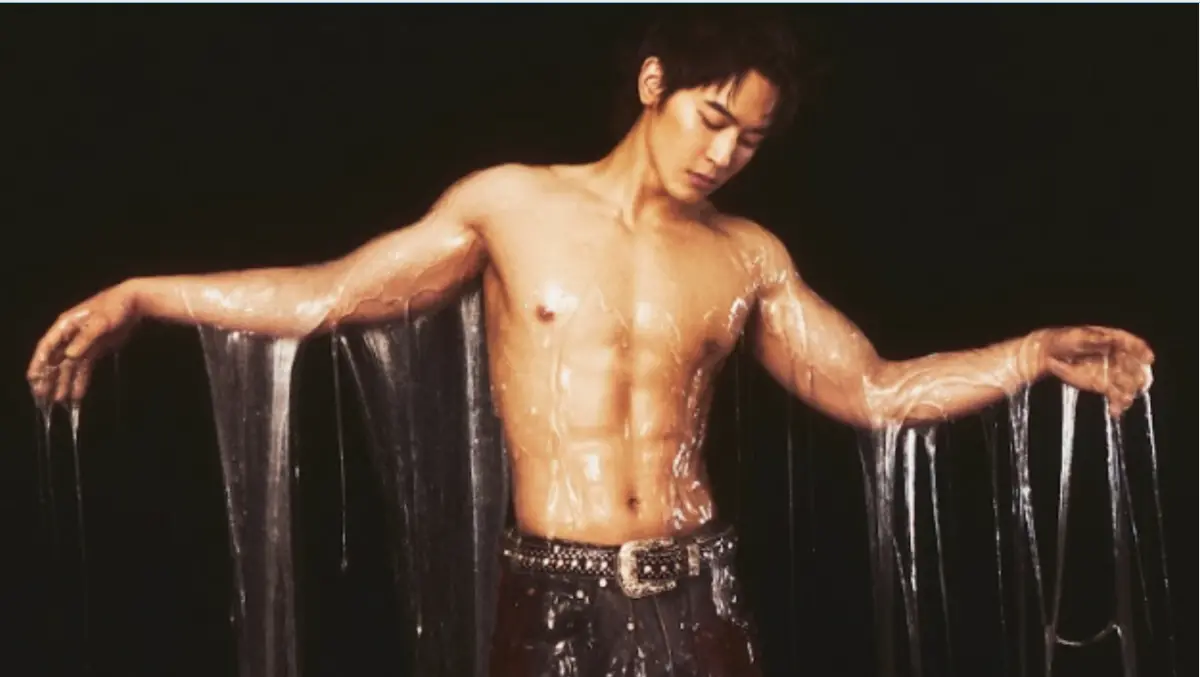 ▲演唱作三棲歌手吳思賢（小樂；如圖）今（11）日推出第3張個人專輯《Let Go》，首波同名主打〈Let Go〉MV遠赴杜拜拍攝，頂著42度高溫在沙漠中行走，又要全身包緊緊，讓他直呼太苦了！（圖／華納音樂提供）