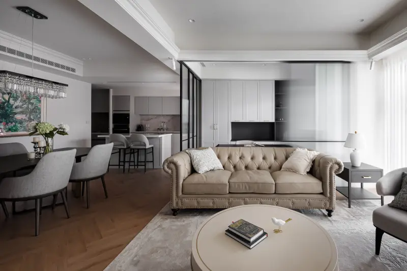 ▲以空間攝影紀錄住宅核心場域的視覺層次，從沙發至餐廚的開放場域中，呼應簡潔線條與柔和色調，勾勒現代雅緻生活的全貌。（圖／業者提供）