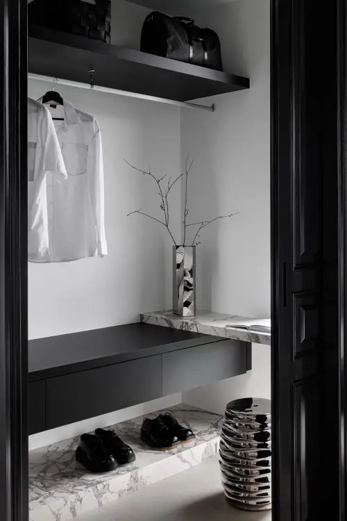 ▲透過空間攝影手法，琢磨影像展現石材與金屬材質交錯的冷靜美感，黑白對比中隱含細膩層次，體現設計語彙與收納機能的高度平衡。