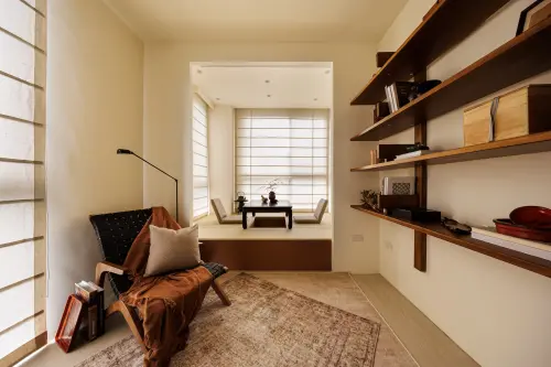 ▲透過細膩的空間攝影語言，引導觀者走入安靜的榻榻米區域。窗外柔光、木作層架與生活器物交織出靜好日常，延續設計情感的溫度。