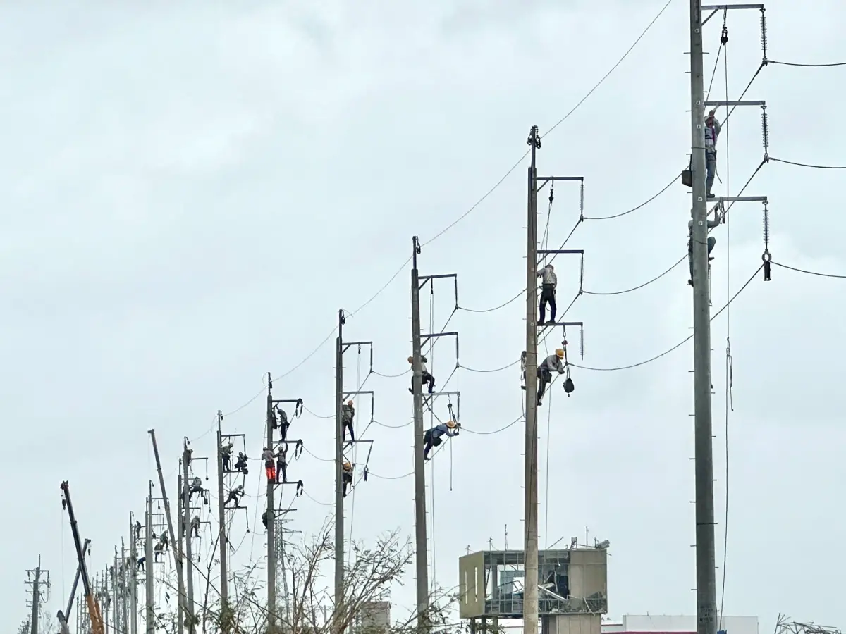 ▲卓榮泰說，此時此刻台電同仁還在危險的工作，我願意深深一鞠躬，拜託在野黨團要支持這1000億的台電預算。（圖／行政院提供）