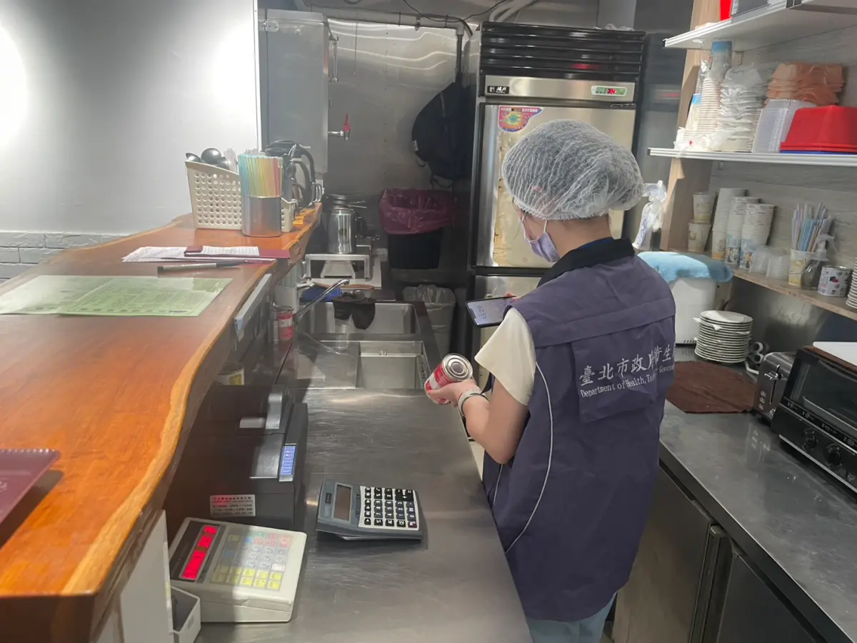 ▲北投國中女壘隊疑似食品中毒，北市衛生局依食安法命業者暫停作業、停止供應餐點。（圖／北市衛生局提供）