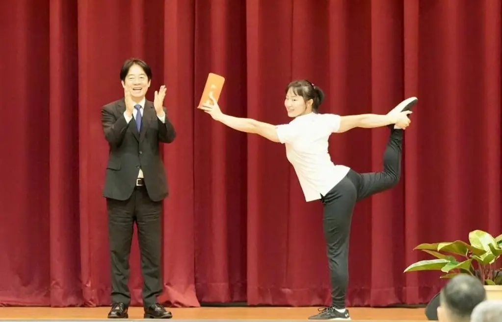 ▲賴清德總統為2025世大運代表團授旗，丁華恬代表領取加菜金並秀「後拔腿」動作，笑稱「怕踢到總統」成全場亮點。（圖／體育署提供）