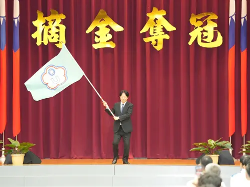 ▲賴清德總統為2025年第32屆萊茵魯爾世大運授旗典禮揮舞團旗。(圖/體育署提供) ▲賴清德總統為2025年第32屆萊茵魯爾世大運授旗典禮揮舞團旗。(圖/體育署提供)