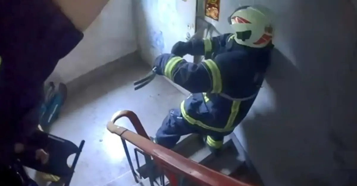 ▲男子持刀砍母警消人員破門救人。（圖／翻攝畫面）