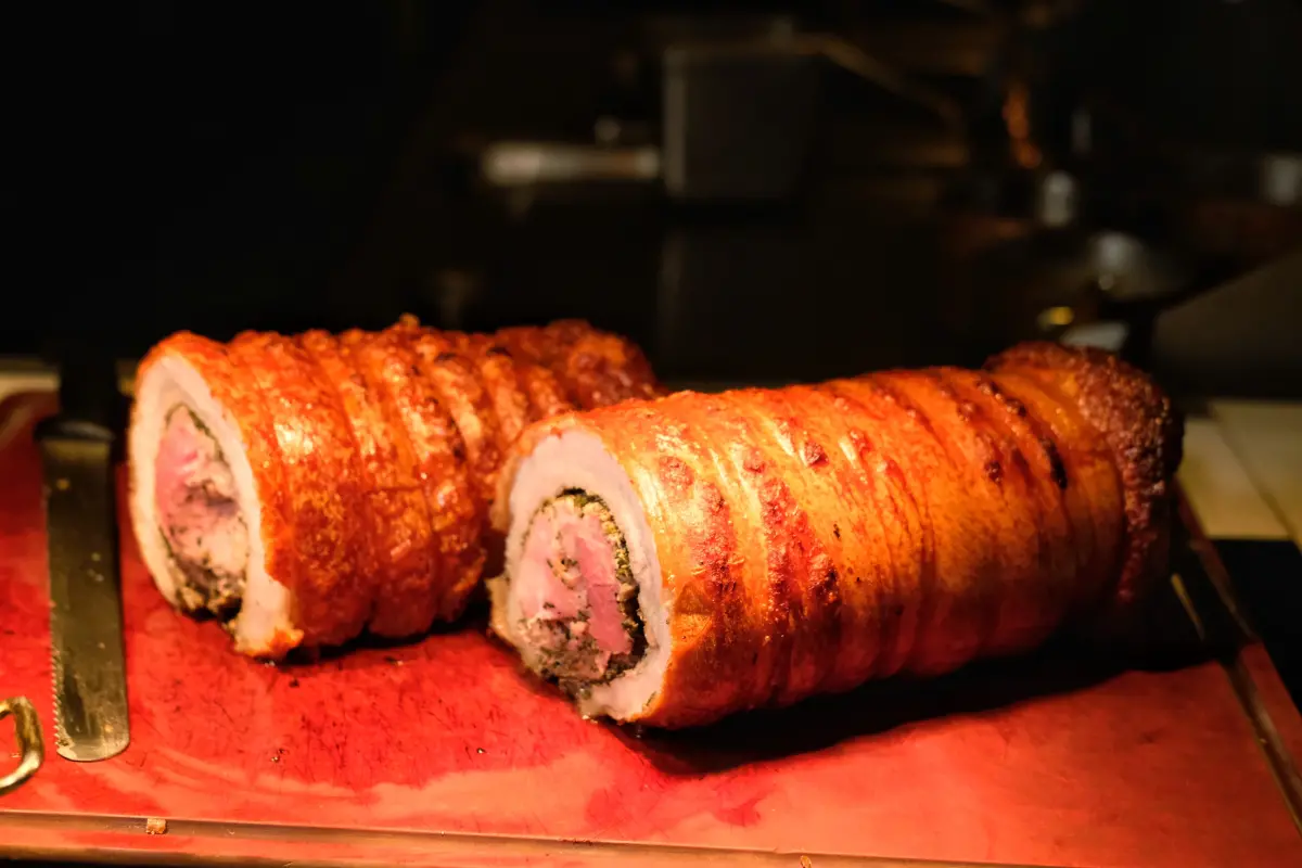 ▲高雄萬豪酒店「豪享自助餐廳」迎來義大利籍主廚Volpato Fabio，推出10道經典又正統口味的義大利菜，每日輪番上陣、通通可吃到飽，尤其更有台灣少見的羅馬爐烤豬肉捲。（Porchetta），有2000多年歷史的老菜。（圖／記者葉盛耀攝）