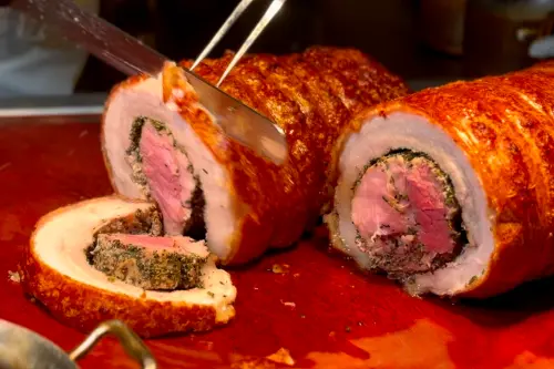 ▲羅馬爐烤豬肉捲（Porchetta）外層是豬五花，內層是豬里肌，做工相當耗時。（圖／記者葉盛耀攝）