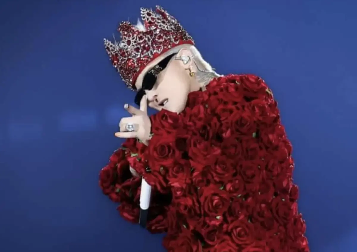 ▲GD權志龍（如圖）在演唱會上曾穿上搶眼的玫瑰外套，成為經典造型之一，這次來台北小巨蛋開唱，粉絲「南山權志龍」也特別自製類似的服裝在場外應援，甚至表示聽到漏音都很滿足。也有台中的美髮師，把喜歡權志龍的媽媽帶上來台北聽演唱會，要做為媽媽的生日禮物。（圖／摘自@candyinyourheart）