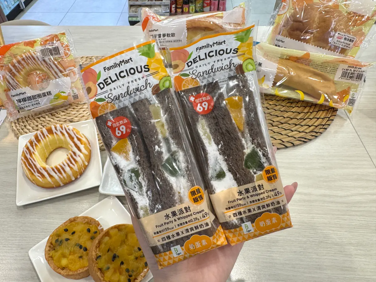 ▲全家今夏推出果香甜點新品，水果派對三明治澎湃4水果入料，每個只要49元銅板價格。（圖／記者鍾怡婷攝）