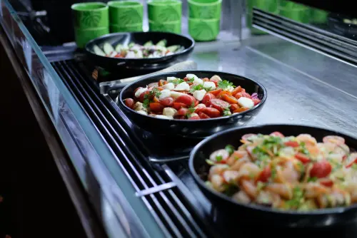 ▲三款義式口味的沙拉，是很值得一試的開胃菜。（圖／記者葉盛耀攝）