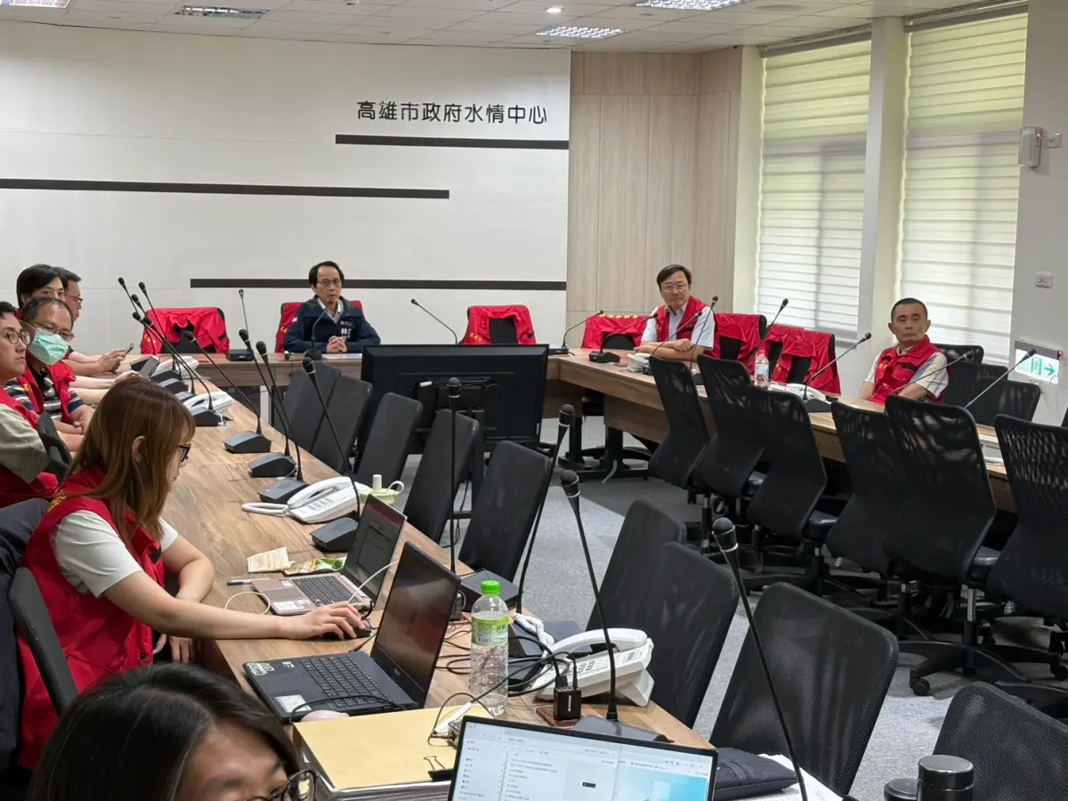 ▲副市長林欽榮前往高雄市水情中心，掌握0709豪雨後土石流警戒區的氣象變化、指示各區持續強化災後應變作為與安全管理機制。(圖／高市府水利局提供)