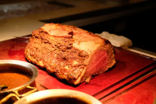 ▲爐烤牛排選擇肋眼部位，又精修掉許多油筋，吃起來柔嫩不柴。（圖／記者葉盛耀攝）