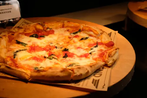 ▲披薩也走傳統意大利做法，圖為瑪格麗特口味。（圖／記者葉盛耀攝）