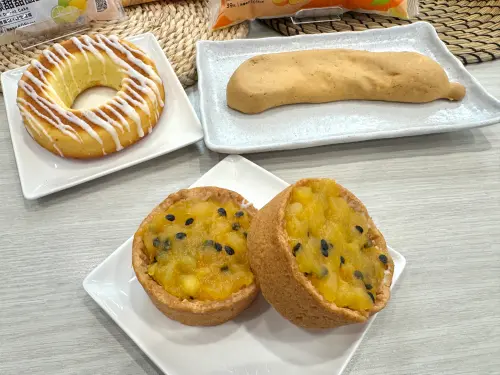 ▲「百香蘋果塔」以台農一號百香果與蘋果丁製成果餡，搭配乳酪與酥脆塔皮，7月16日開賣，售價49元