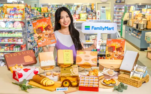 ▲全家中秋主打「蛋黃酥百變進化」為亮點主軸，蛋黃酥的多種樣貌與可能性甜點都買得到。（圖／全家提供）