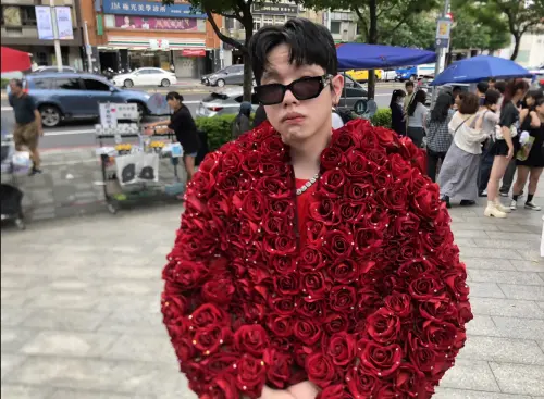 ▲「南山權志龍」特地自己製作類似GD權志龍在演唱會上穿過的「玫瑰裝」，還表示沒搶到票，光在外面應援、聽漏音都滿足。（圖／記者嚴俊強攝）
