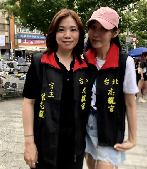 ▲GD權志龍的粉絲自製台味十足的應援背心，在台北小巨蛋外發送。（圖／記者嚴俊強攝）