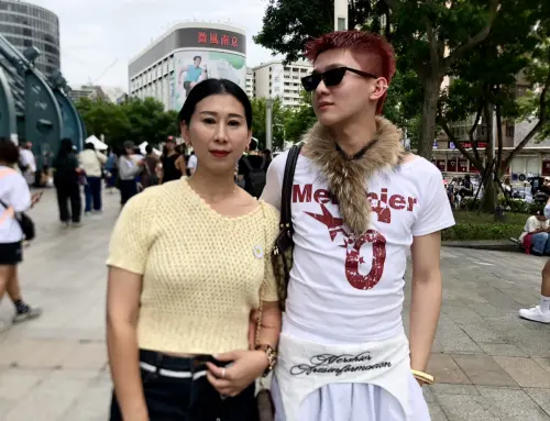 ▲Kedez（右）為了媽媽是GD權志龍的粉絲，又剛好生日，帶她上來台北，要把欣賞GD演唱會作為送給她的生日禮物。（圖／記者嚴俊強攝）