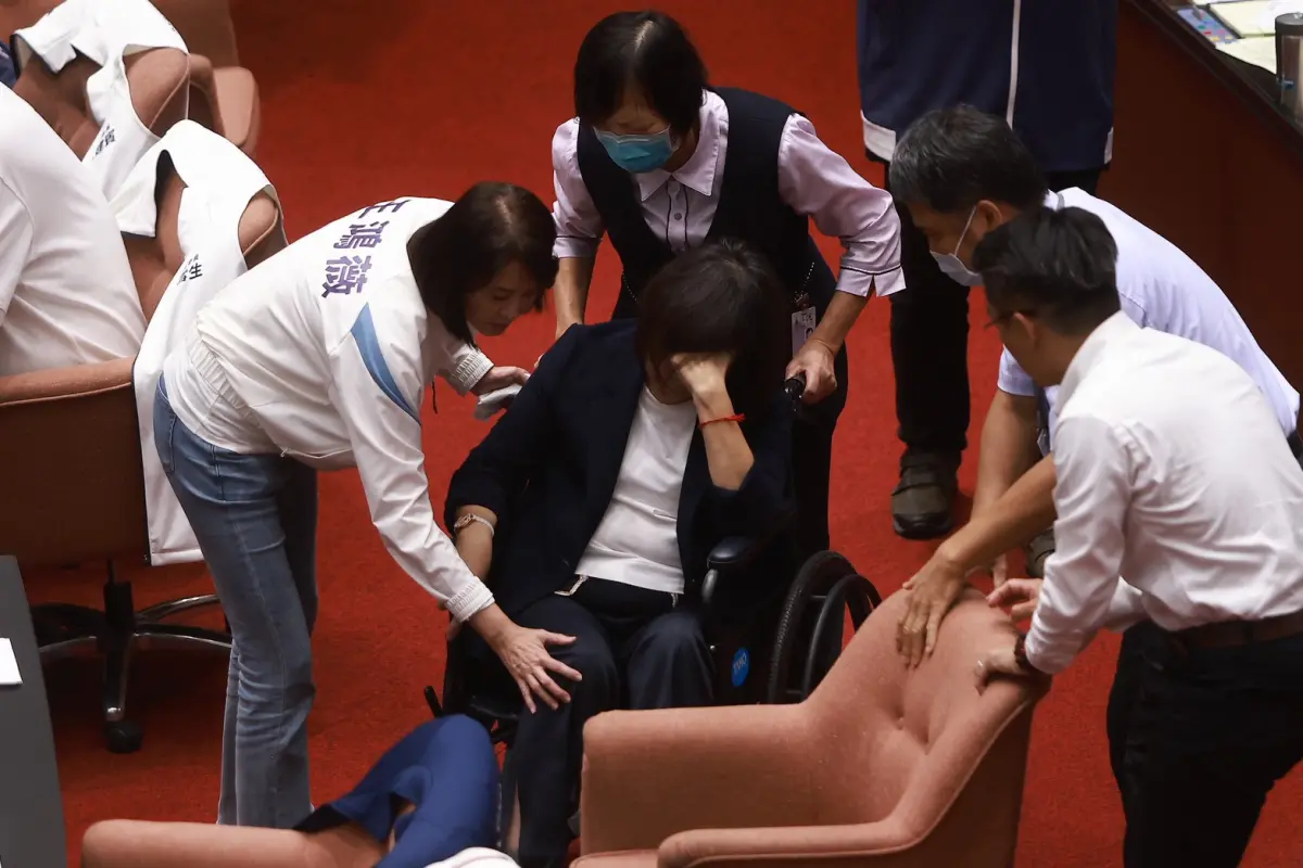 ▲「強化經濟社會及國土安全韌性特別條例」草案下午5點開始表決三讀，沒想到開始投票沒多久，國民黨立委呂玉玲突然昏倒。（圖／記者葉政勳攝）