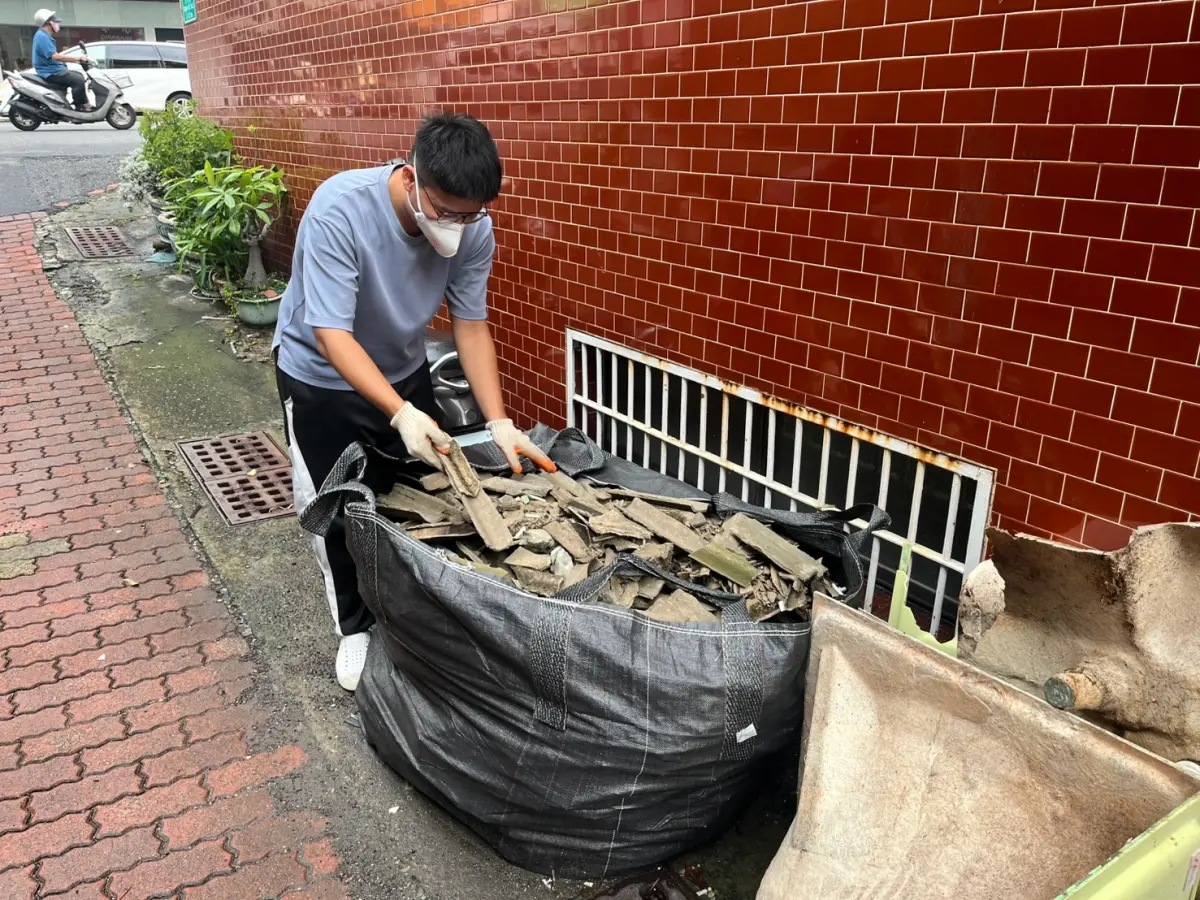 ▲娜絲強襲臺南地區造成多處建物受損，南市府環保局特別專案辦理災損石綿清理，保障市民健康與公共安全。（圖／南市府提供）