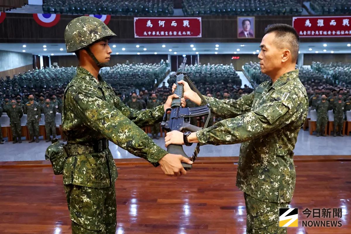 ▲陸軍上將司令呂坤修在三軍九校院聯合入伍訓練開訓典禮中為入伍生授槍。（圖／記者莊全成攝，2025.07.11）