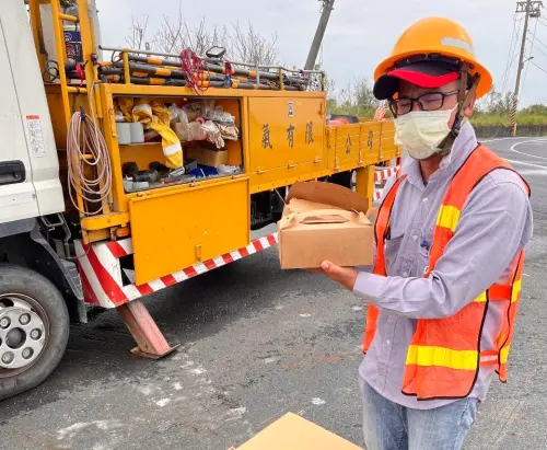 ▲ 饗賓集團提供暖心餐盒予救災人員。（圖／饗賓集團提供)