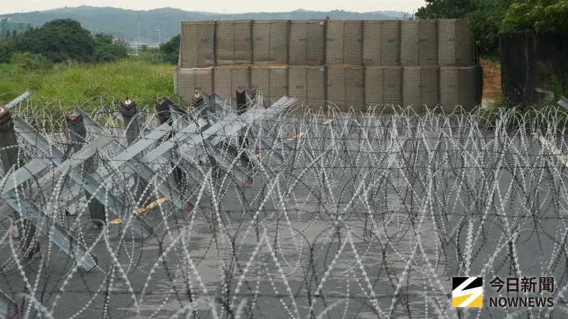 ▲漢光41號演習第3天,第三作戰區透過鐵絲拒馬與「HESCO防禦工事」模擬阻絕共軍進犯桃園機場。(圖/記者呂炯昌攝,2025.07.11)