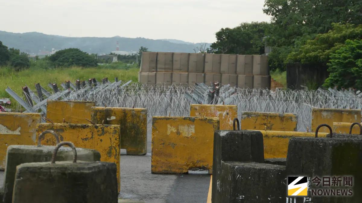 ▲漢光41號演習，第三作戰區透過紐澤西護欄、消波塊鐵絲拒馬與HESCO防禦工事模擬阻絕桃機聯外道路。（圖／記者呂炯昌攝，2025.07.11）